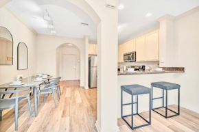 Bright 2BR Condo with Pool and Hot tub - near Disney!